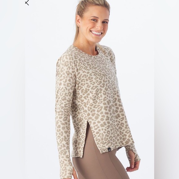 Glyder Lounge Long Sleevee in Oatmilk Leopard size M Soft - Picture 9 of 16